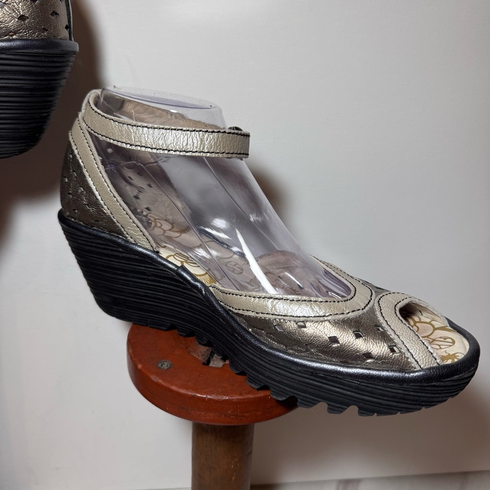 FLY LONDON Ydel Perforated Leather Peep Toe Wedge  Sandals BRONZE / SZ 40 (US 9) - Picture 7 of 14